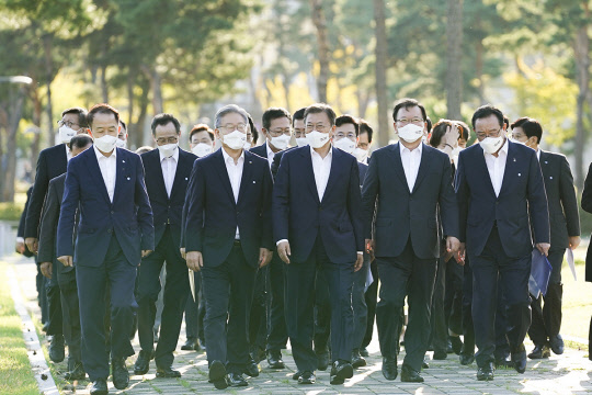 오는 26일 문재인 대통령이 이재명 더불어민주당 대선후보와 청와대 상춘재에서 만난다. 사진은 지난 14일 문 대통령과 이 후보가 '균형발전 성과와 초광역협력 지원전략 보고' 행사에 참석한 뒤 나란히 이동하는 모습. 청와대 제공.